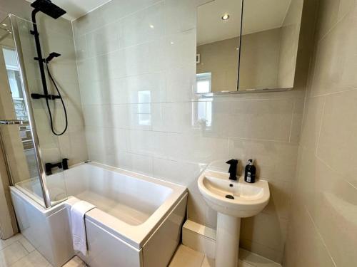 2 Bedroom City Centre House - Pet Friendly - Free Parking photo 9