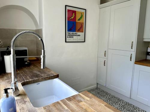 2 Bedroom City Centre House - Pet Friendly - Free Parking photo 32