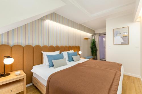 En eller flere senge i et værelse på Designer Retreat- Newly remodelled 1 bedroom apt