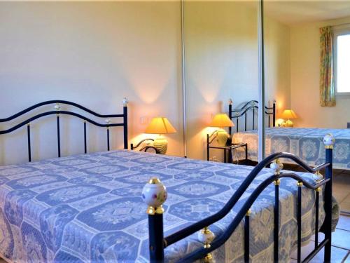 une chambre avec deux lits et deux lampes dans l'établissement Maison avec piscine couverte et terrasse barbecue - 6 couchages - Sainte Maxime - FR-1-226-311, à Sainte-Maxime