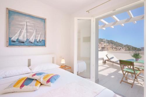 una camera con letto e vista sull'oceano di Domo Green House a Villasimius