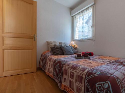 - une chambre avec un lit, une fenêtre et une porte dans l'établissement Appartement confortable 4 pers, Saint-Lary, proche pistes et commodités - FR-1-296-212, à Saint-Lary-Soulan