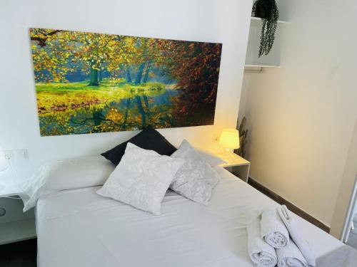 Postel nebo postele na pokoji v ubytování Apartamento Jimena Maro en el centro de Nerja