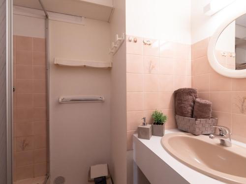 une salle de bain avec un lavabo et un miroir dans l'établissement Appartement calme proche centre, parking et balcon, Saint-Lary - FR-1-296-194, à Saint-Lary-Soulan