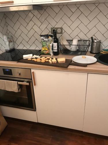 - un comptoir de cuisine avec un comptoir avec de la nourriture dans l'établissement 1 BDR Cosy Parisian Appartment, close to Marais (Paris 11ème), à Paris