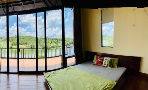 Postel nebo postele na pokoji v ubytování BAO LOC EEL Farm