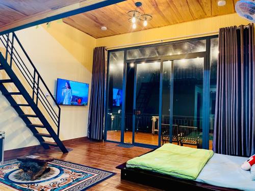 TV a/nebo společenská místnost v ubytování BAO LOC EEL Farm