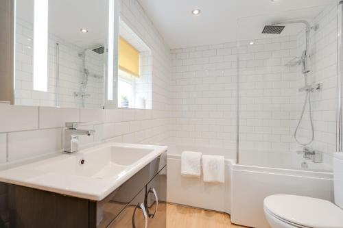 Et badeværelse på Fredo's Apartment - 1 bed, Free Parking, Wi-Fi, Hospital