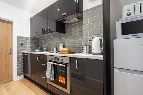 Køkken eller tekøkken på Fredo's Apartment - 1 bed, Free Parking, Wi-Fi, Hospital