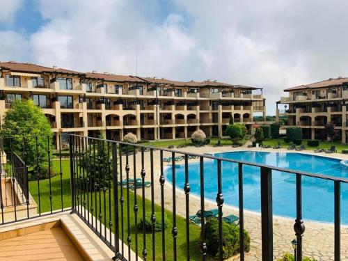 托波拉的住宿－Apartment Omnia in Kaliakria Resort，从带游泳池的酒店阳台欣赏风景