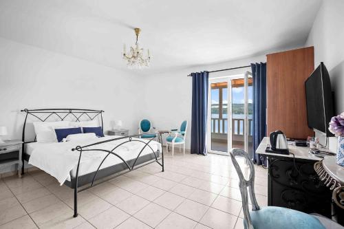1 dormitorio con 1 cama, mesa y sillas en Boutique Guesthouse Sveti Petar, on the beach, heated pool, restaurant & boat berth - ADULT ONLY en Nečujam