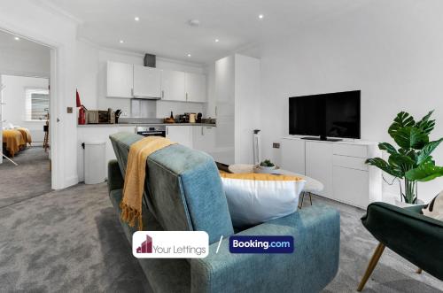 Cosy Modern Stay at St Mary's Nest Apartment By Your Lettings Short Lets & Serviced Accommodation Peterborough With Free WiFi and Parking tesisinde bir oturma alanı
