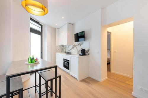 une cuisine avec une table et des chaises dans une pièce dans l'établissement Cosy and Charming flat - 15ème - convention, à Paris