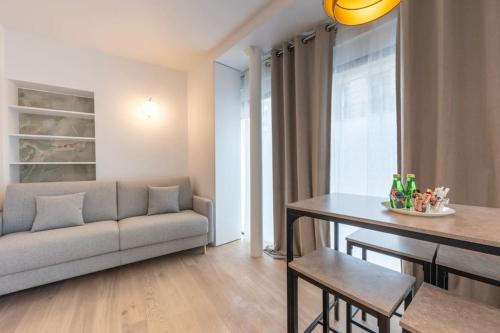 un salon avec un canapé et une table dans l'établissement Cosy and Charming flat - 15ème - convention, à Paris