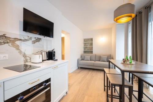 Il comprend une cuisine et un salon avec une table. dans l'établissement Cosy and Charming flat - 15ème - convention, à Paris