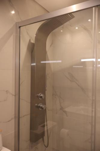 una doccia con una porta in vetro in un bagno di Moradia do Sal Albufeira - Vacation House near the Beach ad Albufeira