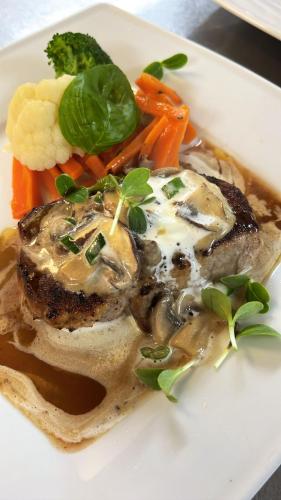 Makanan di atau berdekatan hotel