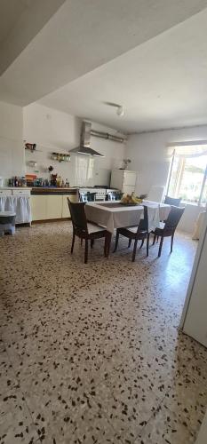 a room with a table and chairs in a kitchen at Guesthouse Lidija in Sutivan