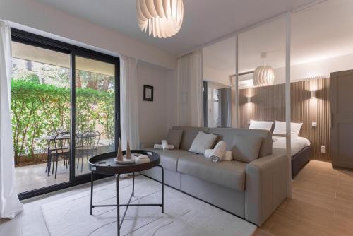 un salon avec un canapé et une table dans l'établissement LE MAJORELLE appartement de design avec externe, à Cannes