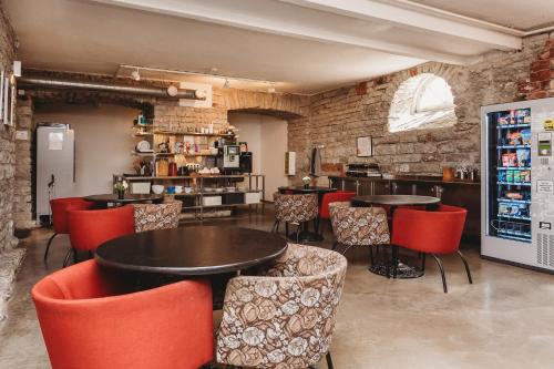 ein Restaurant mit Tischen und Stühlen und eine Bar in der Unterkunft 16eur - Fat Margaret's in Tallinn