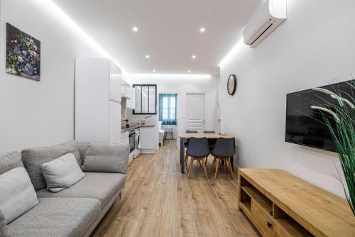 un salon avec un canapé et une table dans l'établissement LE BAMBOO idéalement situé en centre-ville, pour familles ou petits groupes, à Cannes