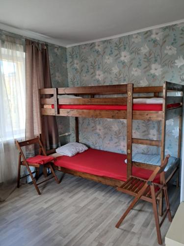sypialnia z 2 łóżkami piętrowymi w pokoju w obiekcie Sparta Apartments Kosmonaudi w mieście Narwa