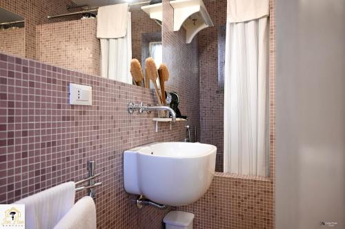 a bathroom with a white sink and a mirror at Inn Pisa Rentals 2- In The Heart of Pisa in Pisa