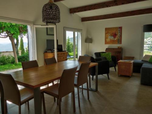 un salon avec une table et des chaises en bois dans l'établissement Villa Valcros Comfortable holiday residence, à La Londe-les-Maures