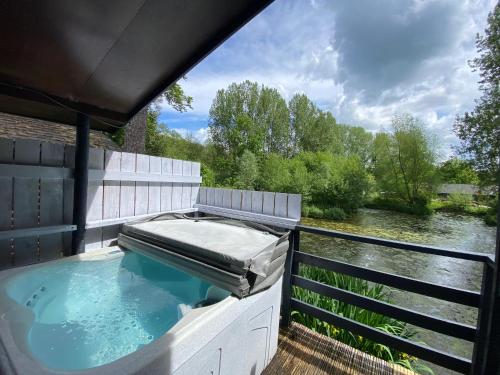 Πισίνα στο ή κοντά στο Magpie 1 Hot Tub HuntersMoon-Warminster-Bath-Wiltshire