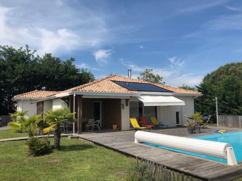 une petite maison avec une piscine à côté dans l'établissement Villa vacances avec piscine entre Océan et Bassin, à Lège-Cap-Ferret