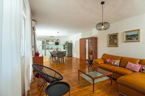 sala de estar con sofá y mesa en Villa Perfect Choice just 4 U, en Kaštela