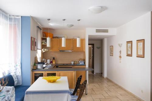 Køkken eller tekøkken på Omnia in Kaliakria Resort by RV Apartments