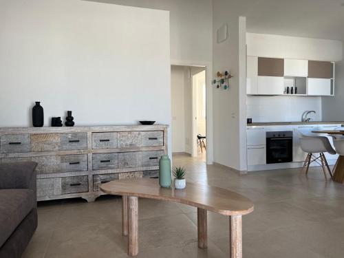 ein Wohnzimmer mit einer Holzkommode und einem Couchtisch in der Unterkunft La Casa di Spinosella in Valledoria
