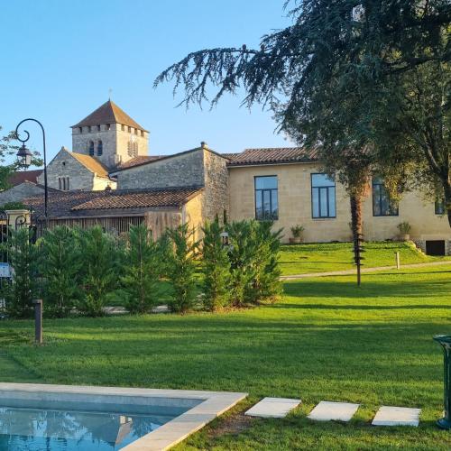 une maison avec une piscine en face d'une cour dans l'établissement AUX DUCS DE SIENNE, à Montagne