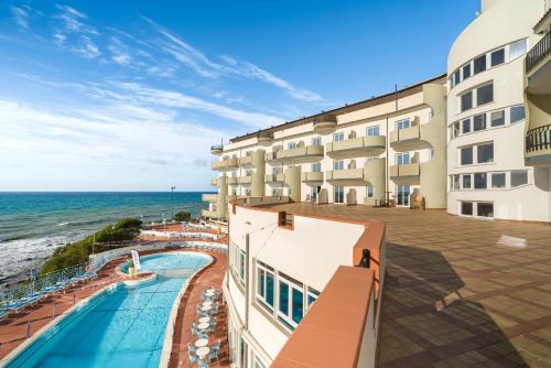 - une vue sur l'océan depuis le balcon de l'hôtel dans l'établissement Carlton Hotel Riviera, à Cefalù