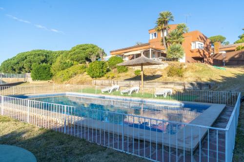 una piscina en el patio de una casa en Villa Radiante 10 de la playa en Sant Vicenç de Montalt