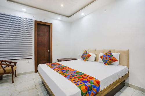 - une chambre avec un grand lit dans l'établissement FabHotel JP Villa, à Varanasi