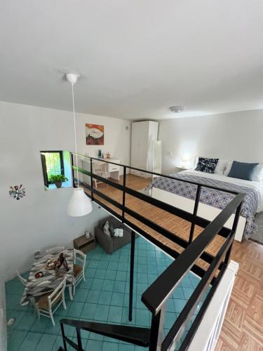 um quarto com uma cama e uma varanda com uma cama em Casetta San Leo em Vietri