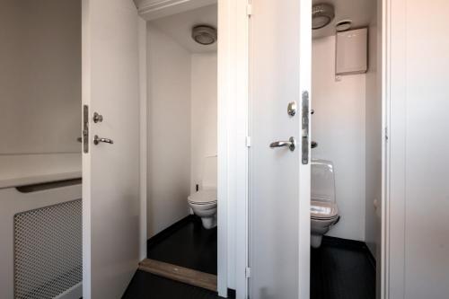a bathroom with a toilet and two toilets sidx sidx sidx at The Nyhavn Penthouse by Daniel&Jacob's in Copenhagen