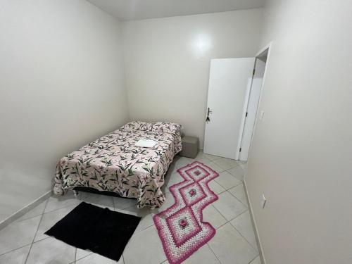 um pequeno quarto com uma cama e um pequeno armário em Apartamento completo e elegante, BEM LOCALIZADO. em Porto Velho