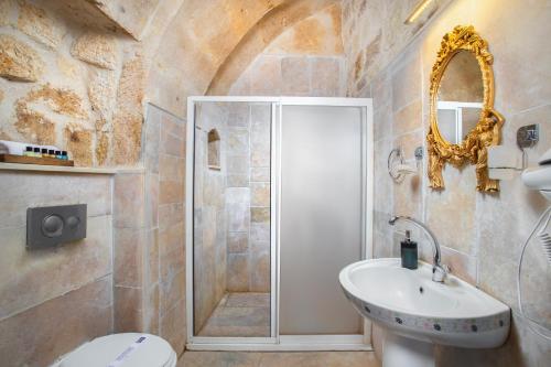 Koupelna v ubytování Romantic Cave Hotel