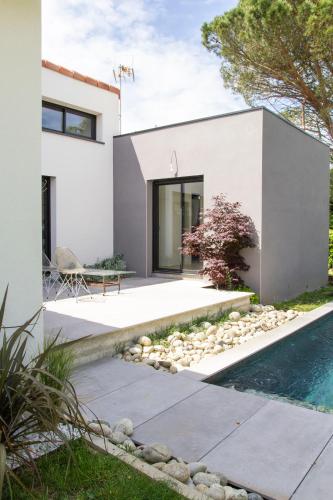une maison avec une piscine et une maison dans l'établissement Villa moderne avec piscine, à Albi