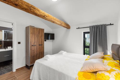 Postel nebo postele na pokoji v ubytování Villa Bugenvilija with Private Pool