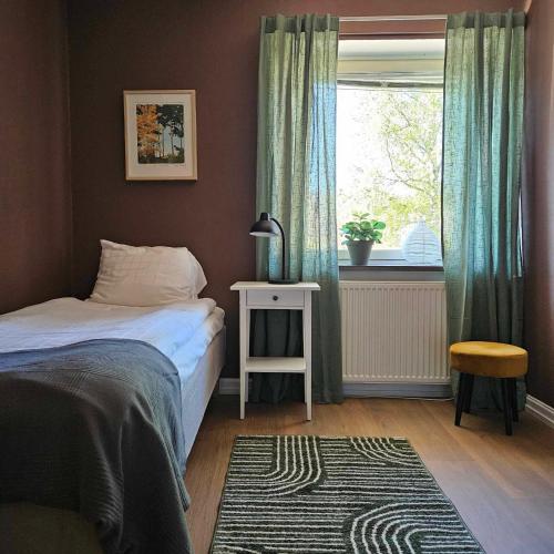 Lilla Älvbrogården i stan في أفيستا: غرفة نوم بسرير ونافذة