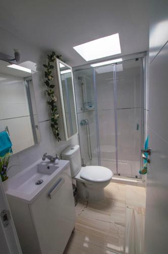 Un baño de Casa Oceano on the front line with amazing sea views