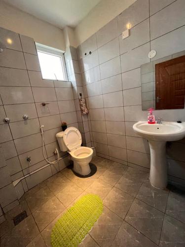 La salle de bains est pourvue de toilettes et d'un lavabo. dans l'établissement Haller Park Pasific Apartments Bamburi, à Mombasa