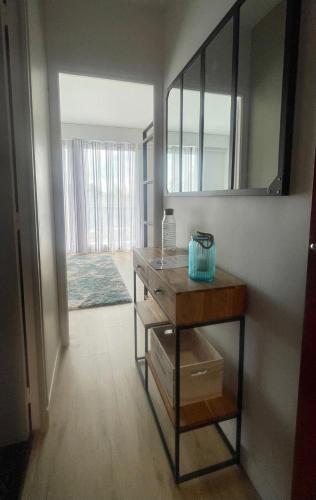 La salle de bains est pourvue d'une commode et d'un miroir. dans l'établissement Studio cosy pres plage, à Blonville-sur-Mer