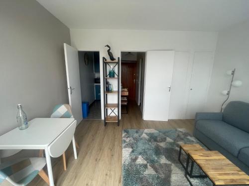 un salon avec un canapé et une table dans l'établissement Studio cosy pres plage, à Blonville-sur-Mer