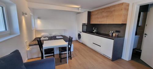 Kuchyň nebo kuchyňský kout v ubytování Naia Apartments