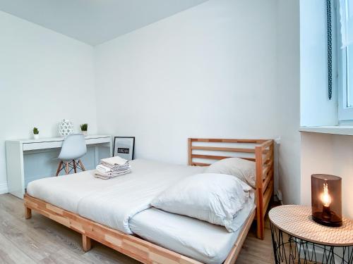 - une chambre avec un lit et une table avec une bougie dans l'établissement Le 16 - Charmant appartement proche du centre ville, à Strasbourg